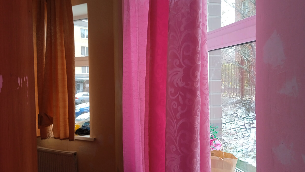 К сожалению фото только такое. Посередине мебель стоит, трудно сфотографировать.