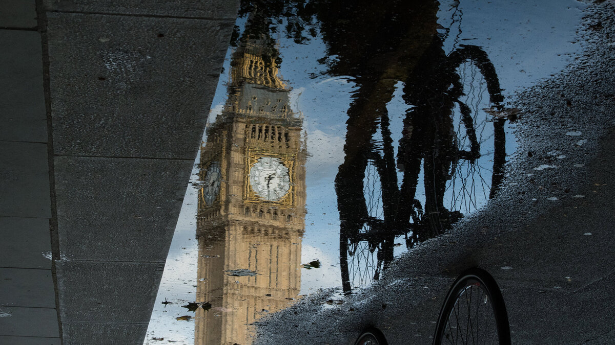    Отражение Биг Бена в Лондоне, Великобритания© AFP / Leon Neal