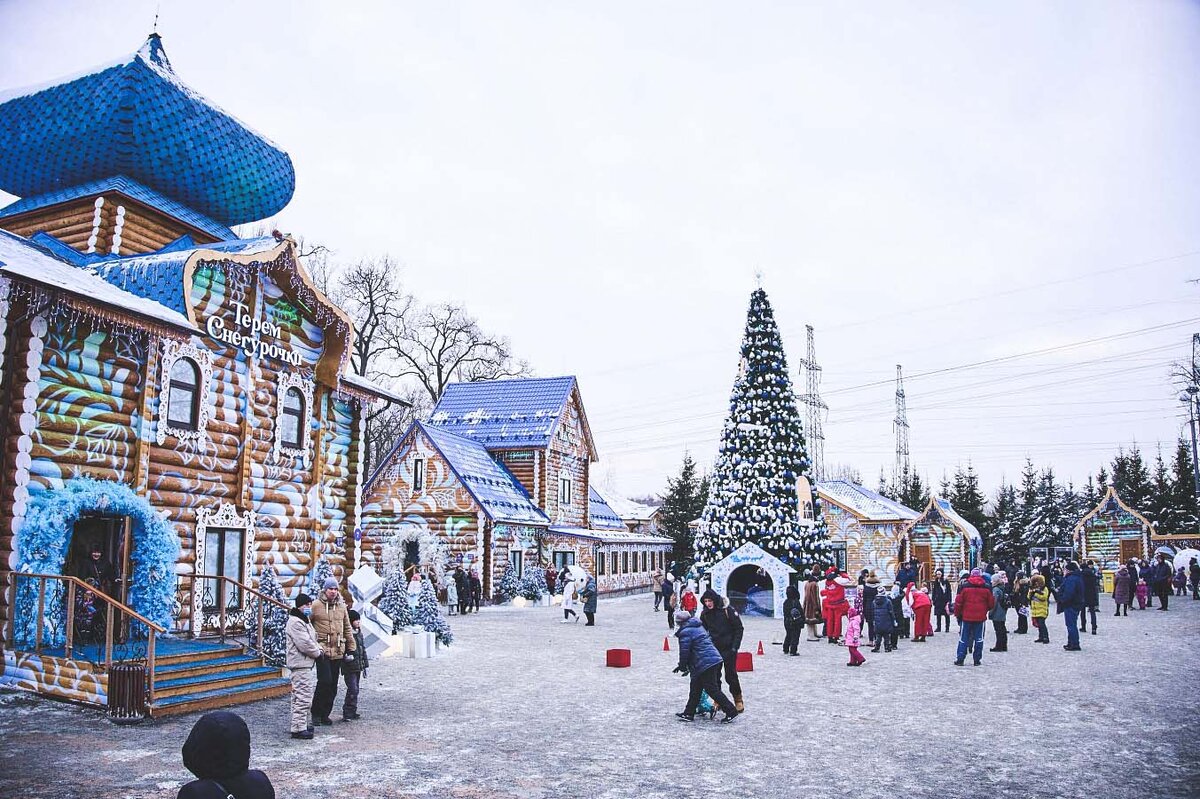    Вокруг елки словно в хоровод встали сказочные дворцы-избушки.Фото: vk.com/usadbadedamoroza