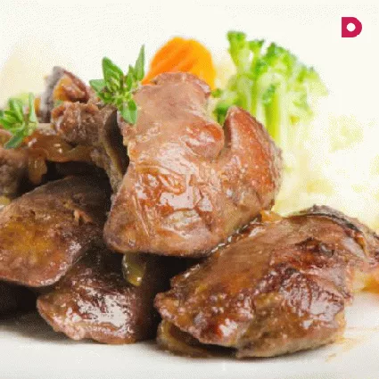 В полном вредных соблазнов кулинарном мире важно правильно выбирать продукты, чтобы сохранить здоровье. В этом смысле прекрасным примером является куриная печень. Готовьте ее хотя бы раз в неделю, и вы очень скоро улучшите состав крови, состояние нервной системы, зрение, иммунитет и обмен веществ. А ведь она еще и очень вкусная!