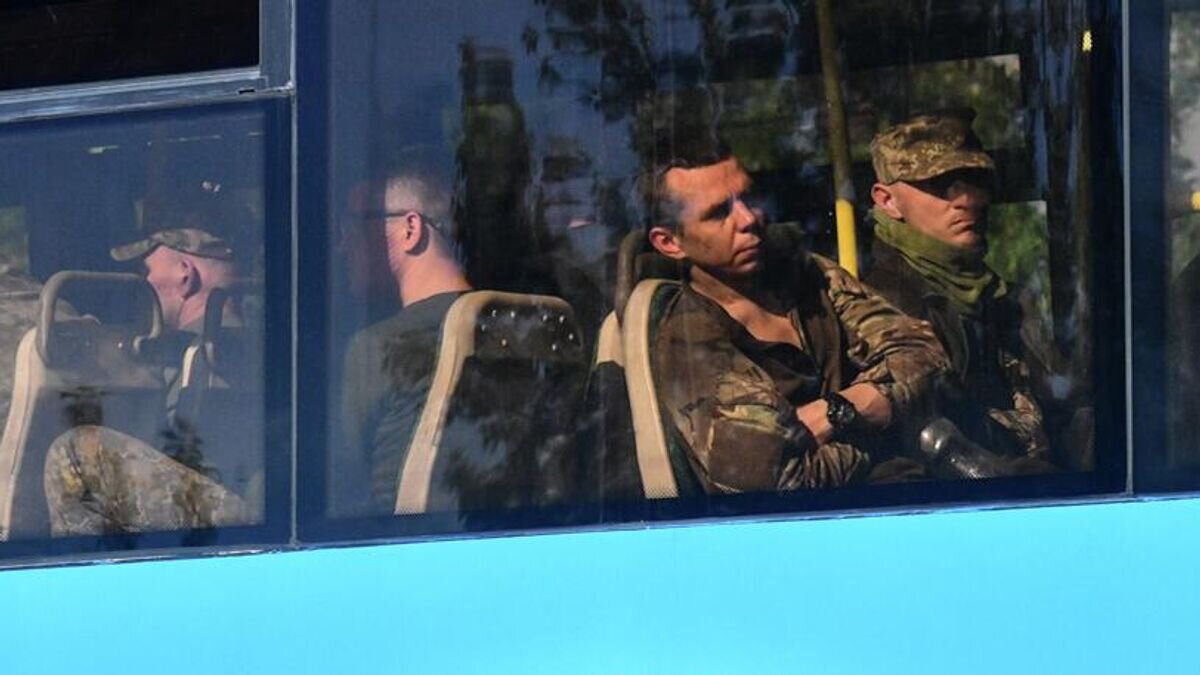    Автобус со сдавшимися в плен украинскими военнослужащими и боевиками националистического батальона "Азов" выезжает с территории завода "Азовсталь" в Мариуполе© РИА Новости / Алексей Куденко