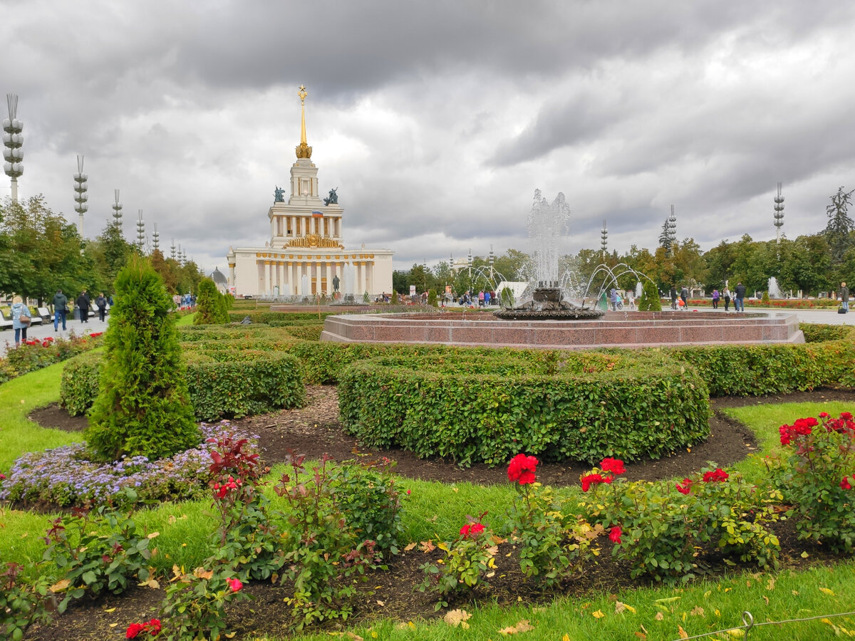 И даже черные тучи не затмили красоту фонтанов Центральной аллеи