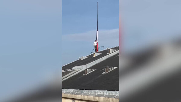 Экоактивист привязал себя к французскому флагу на крыше Пантеона. Видео © Twitter / ne23614114