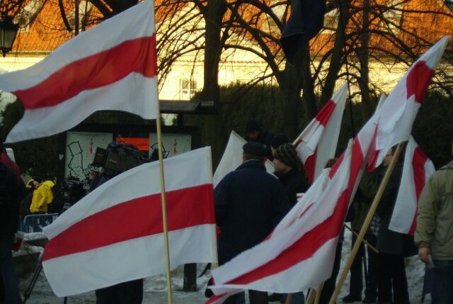    Бело-красно-белые флаги. Варшава. 2006 год (cc) Kasia_Jot