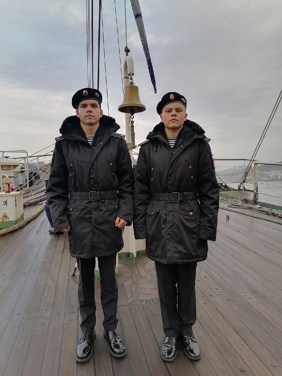 Курсанты А. Горский и Е. Захаров - участники плавания на учебном парусном судне "Паллада". Фотография Е. Захарова