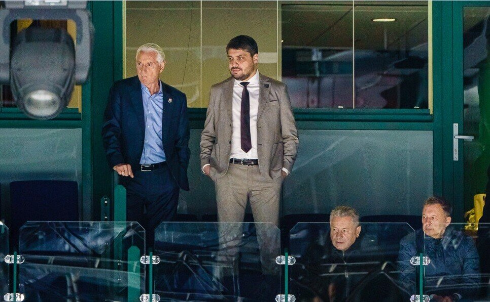 ​Кто-то из руководство клуба должен показать турнирную таблицу Олегу Знарку. Фото: © Салават Камалетдинов / «Татар-информ»