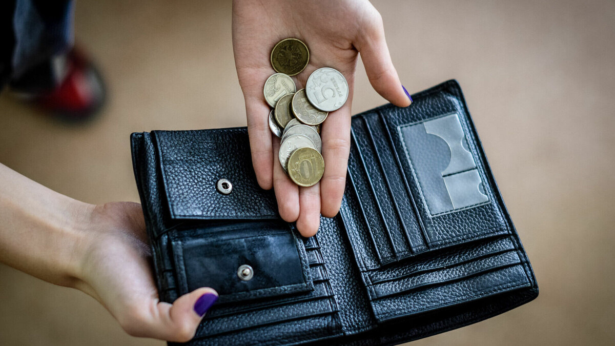     В Волгоградской области продолжает падать среднемесячная номинальная начисленная зарплата граждан. Статистики второй месяц фиксируют ее снижение.