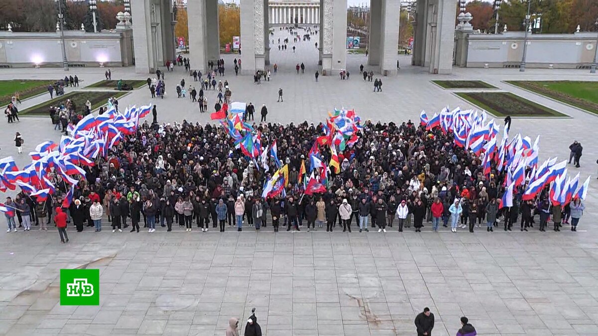    В Москве провели праздничный флешмоб в честь Дня народного единства