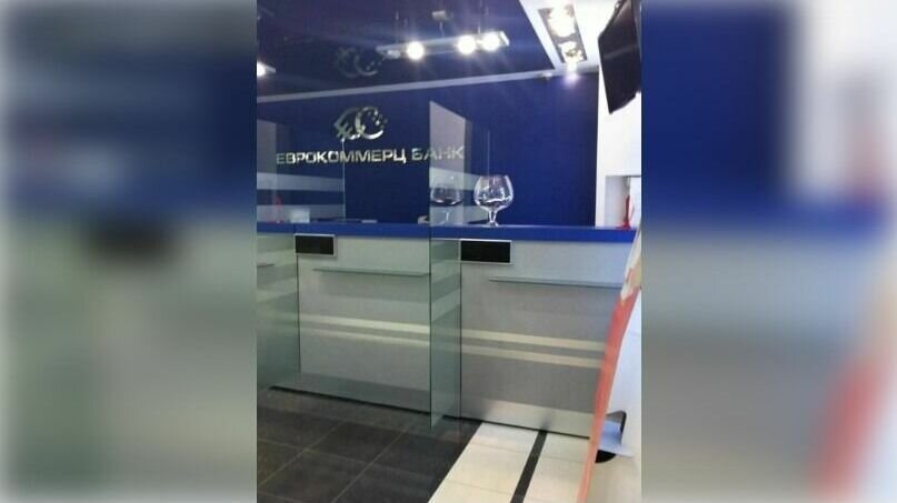     Банк ПАО «Еврокоммерц», лишенный лицензии в 2015 году, продолжает судебное преследование заемщиков. При этом суммы исков значительно больше, чем первоначальный размер кредитов, следует из документов суда.