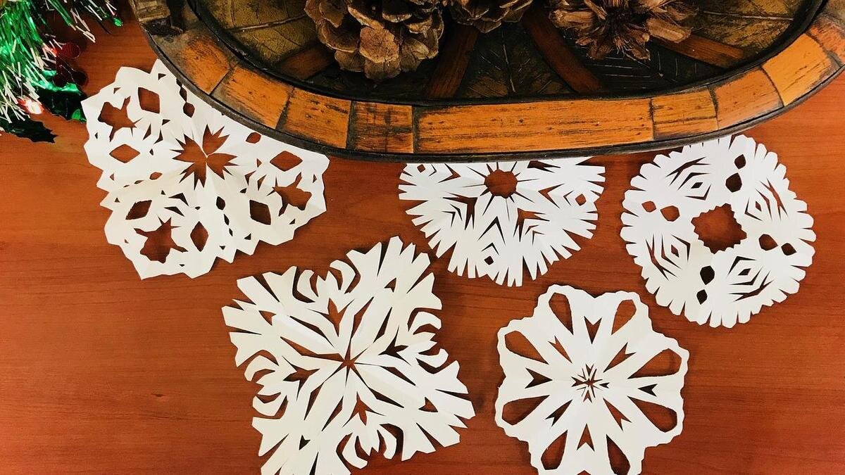    Снежинки из салфеток:Pixabay