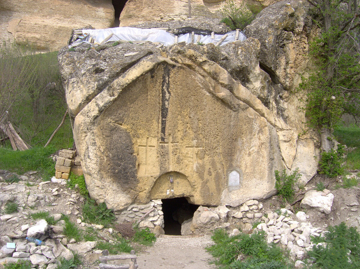 Вход в храм в скале Бор-Кая. Фото из общедоступных источников