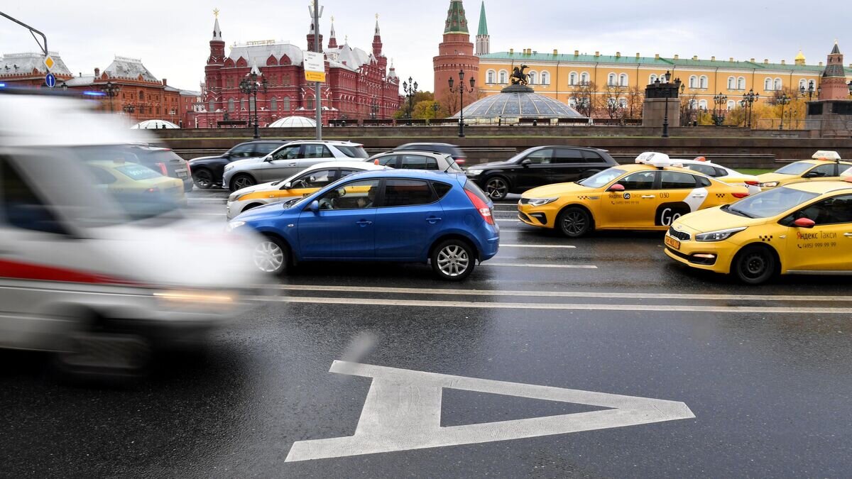    Выделенная полоса для общественного транспорта на Моховой улице в Москве© РИА Новости / Евгений Биятов