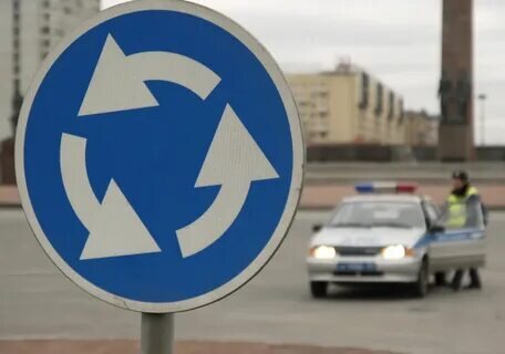  Знак круговое движение.      Источник:https://www.newsler.ru/auto/2021/02/10/perekrestok-oktyabrskogo-prospekta-i-karla-marksa-planiruyut-sdelat-krugovym