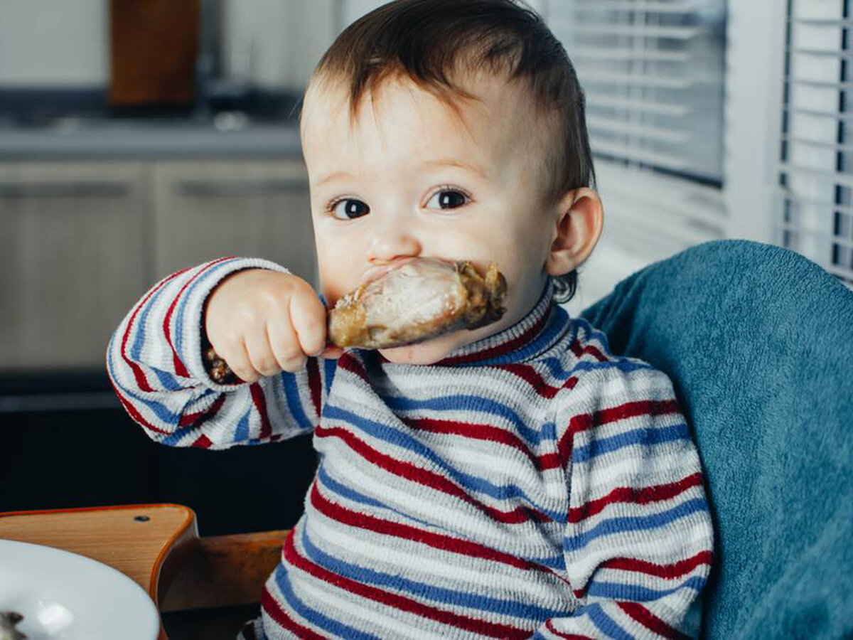 Baby dick. Ребёнок кушает неаккуратно. Ребенок ест курицу. Ребенок кушает мясо. Мясо для детей.