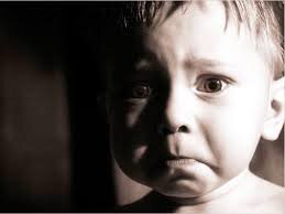 Когда-то я шел по районным магазинам, делая приобретения, и внезапно я обнаружил,как Кассирша беседует с мальчуганом не более 5 или же 6 лет.
Кассирша беседует: Мне жалко, но у тебя не довольно средств, дабы приобрести данную куколку.

За это время небольшой мальчишка оборотился ко мне и узнает: Дядя, а вы не сомневаемся, собственно что у меня не довольно денег?
Я перечел средства и дал ответ: Проезжей частью мой, у тебя не довольно средств дабы приобрести данную куколку.
Небольшой мальчишка все ещё держал куколку в собственной руке.

Впоследствии оплаты собственных покупок я возобновил подошел к нему и задал вопрос, кому он намеревается предоставить данную куклу…?
Данную куколку моя сестра довольно обожала и желала ее приобрести. Я желал бы презентовать ей на ее денек рожденье! Я желал бы предоставить куколку моей матери, дабы она сумела передать это моей сестренке, когда она уйдет к ней!
…Его очи были печальными, когда он это говорил.
Моя сестра ушла к Богу. Например мне основатель заявил, и заявил, собственно что в скором времени мать также уйдет к Богу, в следствие этого я задумался, собственно что она имеет возможность арестовать куколку с собой и передать ее моей сестренке!? ….

Мое сердечко в один момент тормознуло.Небольшой мальчишка взглянул на меня и заявил: Я заявил основателю, дабы мать пока же не уходила, пока же я не приду с прогулки. Вслед за тем он мне зарекомендовал собственную фотографию, где он рад и улыбается. Я пытаюсь дабы мать взяла мою фотографию с собой, дабы моя сестренка не запямытовала меня.
И он добавил: Я предпочитаю собственную мать и не пытаюсь дабы она меня оставляла, но основатель беседует, собственно что она обязана подходить к моей малехонькой сестре. Вслед за тем он взглянул вновь на куколку собственным грустным взглядом…
Я проворно взял личный кошелек и заявил мальчугану: Имеет возможность мы ещё пересчитаем твои средства, в случае если ты считаешь, собственно что их довольно дабы приобрести куклу??…
Да, я полагаю, собственно что у меня достаточно средств дабы приобрести куклу!

Не демонстрируя ему я добавил из собственных средств и мы по новой начали считать. Было довольно, дабы приобрести куколку и ещё в том числе и осталось несколько средств.
Небольшой мальчишка заявил: Благодарю Господи за то, собственно что ты мне отдал денег! Вслед за тем он взглянул на меня и добавил: Вчера перед сном я умолял у Бога предоставить мне средства, дабы приобрести куколку для моей сестренки, дабы передать ее сквозь мою маму! Он услышал меня! Я например же желал бы владеть несколько средств, дабы приобрести белоснежную розу для моей матери, но я не узнавал об данном у Бога. Но он мне отдал довольно средств, дабы приобрести куколку и розу. Моя мать предпочитает белоснежные розы!…

Я завершил личный шопинг в задумчивом и необычном состоянии. У меня из головы не выходил данный мальчишка. Вслед за тем я припомнил -в районной печатном издании была заметка 2 денька что обратно о опьяневшем мужчине в грузовике, который сбил даму и малую девчонку. Небольшая девчонка была убита незамедлительно же на пространстве, а дама была в критичном состоянии.Род обязана решить выключить установка, который поддерживает в ней жизнь, например как молоденькая дама не способна выздороветь от комы. Неуж-то это семейство такого мальчугана, который желал приобрести куколку для собственной сестренки?

Впоследствии 2-ух дней в печатном издании была размещена заметка, где рассказывалось, собственно что та молоденькая дама скончалась… Я не сдержал слезы… Я прикупил белоснежные розы и пошел на похороны… Молоденькая женщина лежала в белоснежном, в одной руке была куколка и фото, а на одной стороне была белоснежная роза.
Я ушел целый в слезах, и испытывал, собственно что жизнь моя ныне изменится… Я ни разу не позабуду приверженность сего мальчугана к собственной мамы и сестренке!!!

Пожалуйста, НЕ САДИТЕСЬ ЗА РУЛЬ В Спиртном СОСТОЯНИИ!!! Вы сможете расшибить жизнь не лишь только свою…