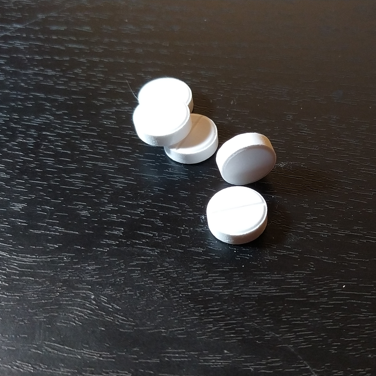 Таблетки. Белым по черному.