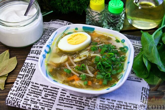 курица (любая часть), лавровый лист, соль, вода, картофель молодой, щавель, вермишель, лук репчатый, морковь, сок лимона; для подачи: яйца, сметана, лук зелёный