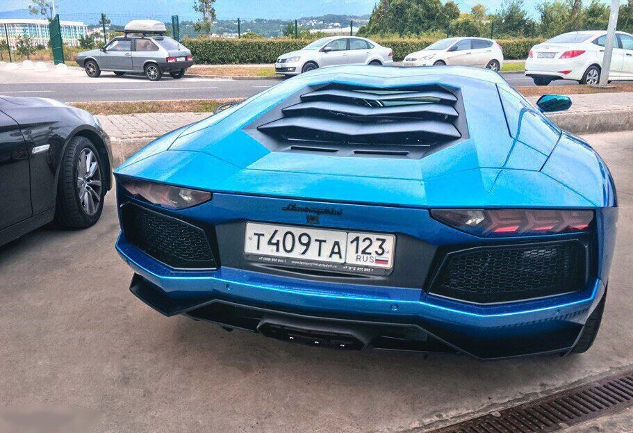 Спорткар на улицах города.