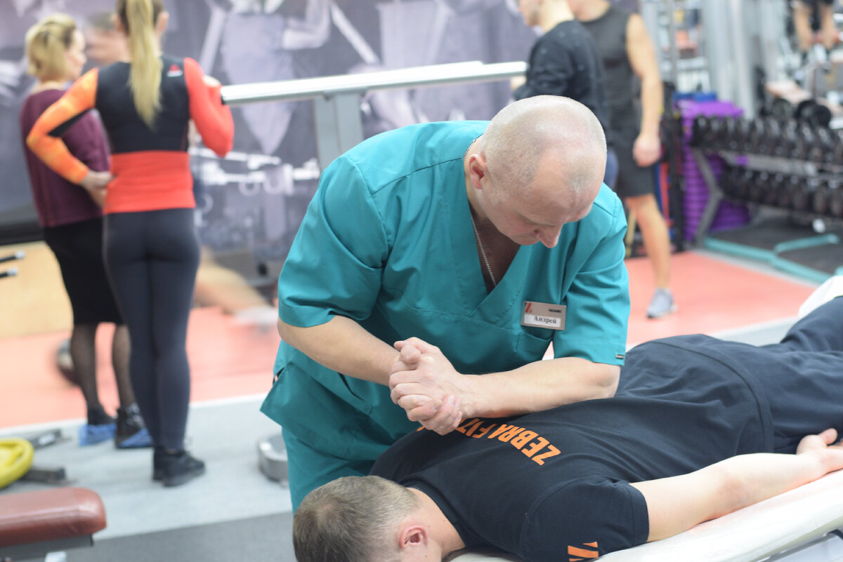 Делаю спортивный массаж прямо в тренажёрном зале фитнес-клуба. Такое тоже бывает. Далеко не все знают, что массаж можно делать не только на сухую кожу, но и через одежду. 