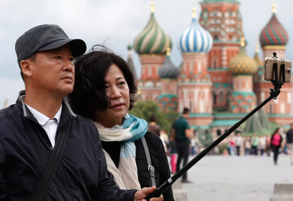 Французы и китайцы. Китайские туристы. Китайские туристы в России. Китайские туристы в Москве. Китайцы в России.