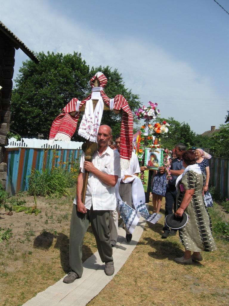 Ритуально-обрядовый комплекс «Свеча» 
«Свечой» жители деревни Новинки называют украшенную цветами восковую свечу и икону святой Троицы. На протяжении года они вместе с большим деревянным крестом (крест используется во время похоронных процессий) хранятся в одном из домов, потом их переносят к новым хозяевам в другой дом. Именно перенос «Свечи», который происходит по старой традиции на второй день православного праздника Троицы, и является центральным действием ритуально-обрядового комплекса «Свеча». Ритуальные действия в этом году начались после полудня. Священник провёл службу в том доме, где «Свеча» находилась в последнее время, перед её переносом в другой дом. Весь путь святыни – от порога до ворот и вдоль всей улицы – люди выстилают домотканым полотном, половиками и украшают цветами. Старшие уважаемые родственники, мужчины, проносят покрытый рушниками большой деревянный крест и хлеб-соль. Другие участники обряда несут икону святой Троицы. Во время праздничной процессии, чтобы получить благословение святыни, желающие проходят под иконой и свечой. Местные жители говорят, что лучше успеть это сделать трижды. Некоторые люди обрекаются. Просят у Бога здоровья и помощи, кладут под свечу деньги, платки, полотно. Новые хозяева встречают «Свечу» на середине пути, обмениваются со старыми хозяевами хлебом-солью, целуют икону и кланяются друг другу. По застланной полотном дороге икону, свечу и крест торжественно вносят в новый дом, где эти ритуальные предметы занимают своё почётное место в красном углу. Свечу ставят в дежку с житом, икону хозяйка украшает новым рушником. Вслед за священником и певчими в дом заходят жители Новинок. Здесь же проходит ещё один молебен. После этого священник освящает воду, которую потом выливают в колодец новых хозяев. С этого времени вода считается святой, и каждый желающий может приходить и брать её. После всех ритуальных действий хозяева приглашают гостей к праздничному столу. Дом, где горит чудодейственный огонь, в течение года, до второго дня следующей Троицы, становится своеобразным сельским храмом. Любой человек может прийти сюда, чтобы помолиться, попросить поддержки у святынь. Традиция делиться святым огнём с соседями существует здесь очень давно, благодаря вере жителей Новинок она сохранилась и до нашего времени. Недаром жители деревни Новинки говорят: «У нас Бог живёт!». Они, как и их предки, верят, что огонь свечи одинаково светит для всех людей. И ещё говорят, что он высвечивает дорогу в Рай.