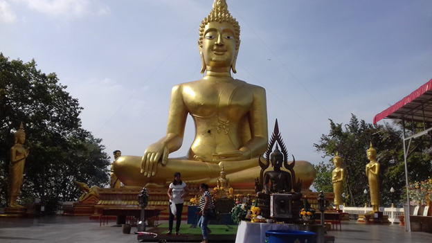 Чтобы добраться на смотровую площадку, где находится Большой Будда, нужно преодолеть 120 ступенек, которые настоятельно советуют считать при подъеме. Если вы сбились или обсчитались, значит, есть еще что исправлять в этой жизни. 