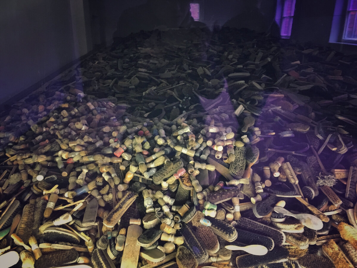 Acesta este probabil cel mai faimos lagăr al morții din Auschwitz-Birkenau, al cărui nume sună mai des ca Auschwitz - după numele original polonez al orașului în apropierea căruia se afla lagărul.-35