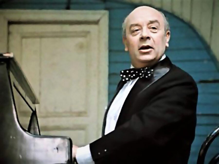 Аркадий Велюров (Леонид Броневой) - кадр из фильма "Покровские ворота"