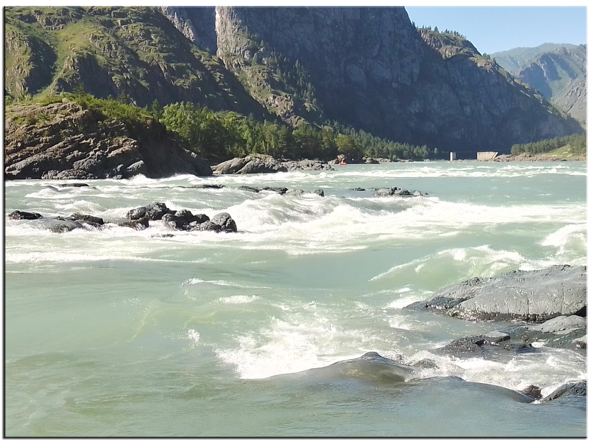 Вода обкатывает камень.
