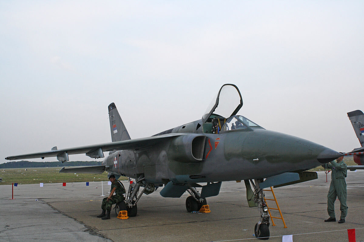 J-22 «Орао» ВВС РС. Истребитель без ракет воздух-воздух в 1970-х это конечно мощно. Внимание на ракету справа.