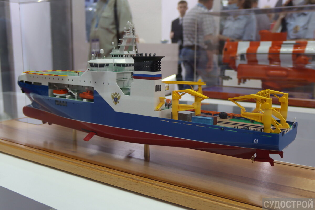 Грузовая палуба судна предназначена для работы с оборудованием в контейнерах / Фото: Судострой