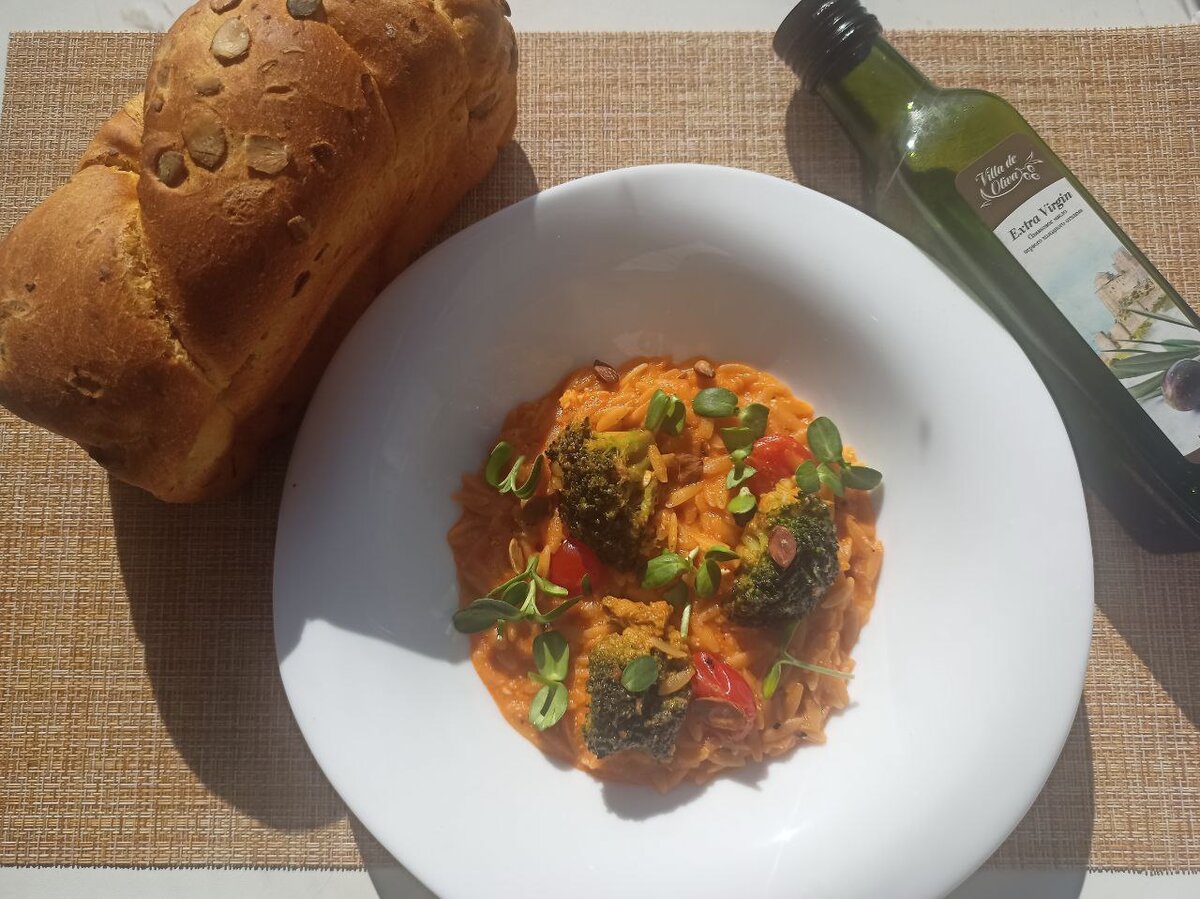 Ризони — это разновидность итальянской сухой мелкой пасты, по внешнему виду напоминающая зёрна ячменя или крупного риса. Ризони могут быть поданы и как основе блюдо, и как гарнир к супу, а также с салатом