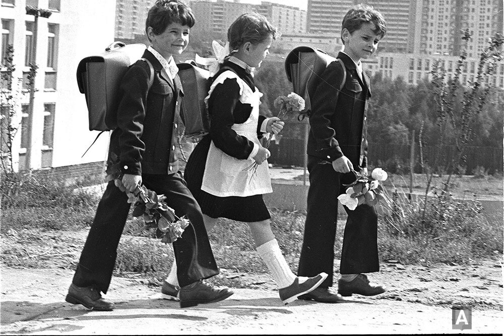 Первоклассники в Москве, 1984 год. Фото взято из открытых источников: soviet-postcards.com