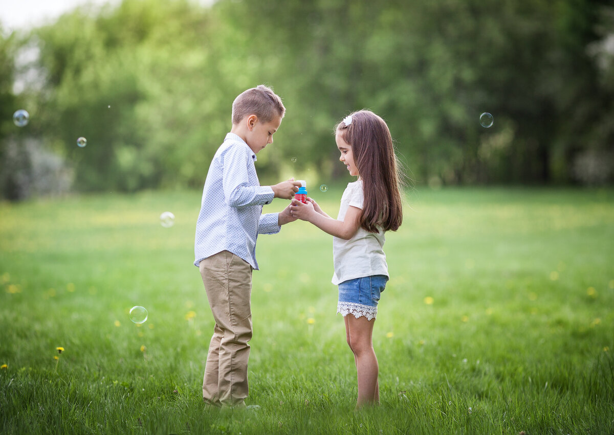 Дети играют с мыльными пузырями // Фото: Pixabay / annafill28 