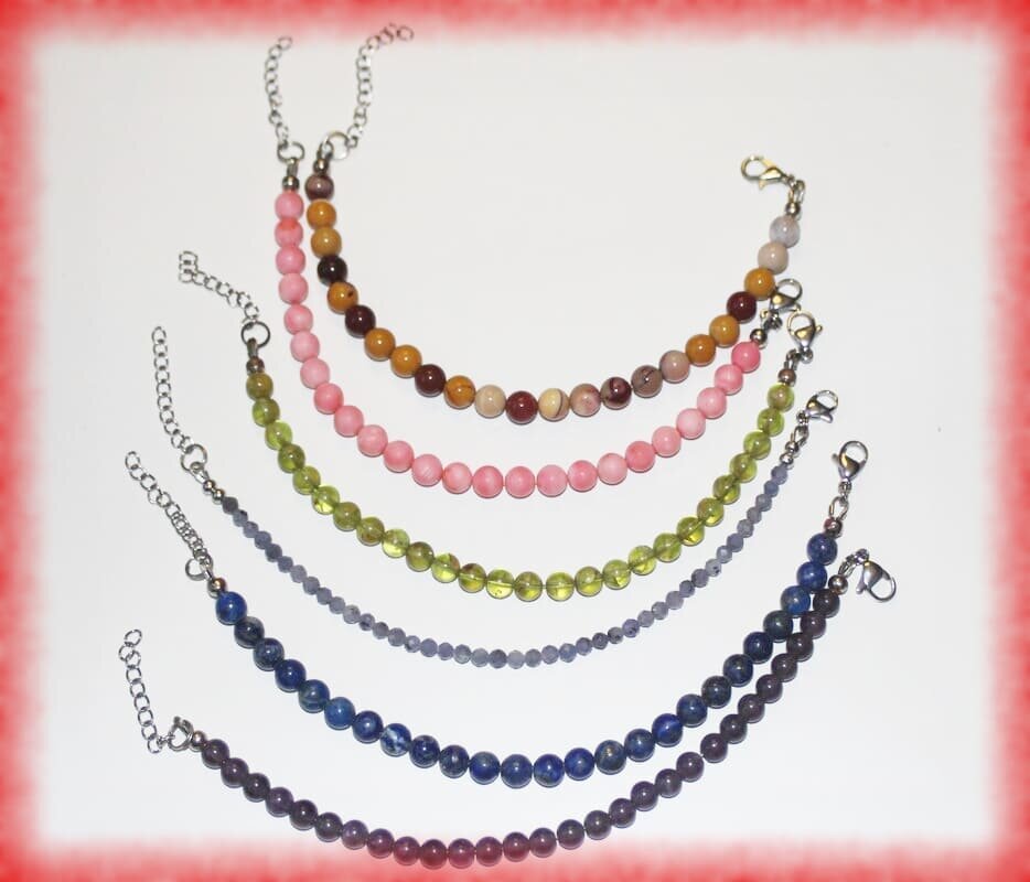 Браслеты все длиной по 17 см.+3 см, диаметром от 3-х до 6 мм, сверху вниз: яшма; розовый коралл; хризолит; танзанит; лазурит; аметист.