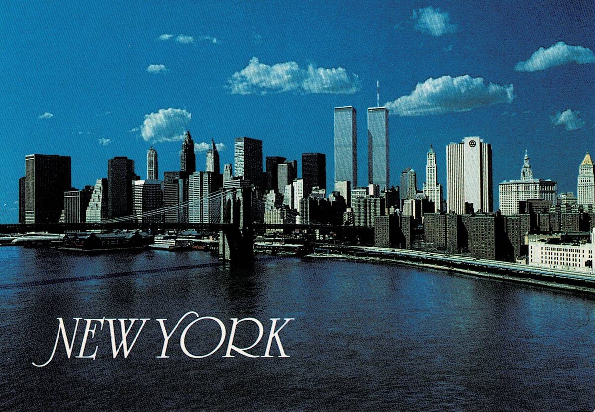 Сувенирная открытка из города Нью-Йорка, 90-е годы прошлого столетия. Вид на финансовый дистрикт с берега реки Ист (East River): башни-близнецы Всемирного Торгового Центра на Манхэттене и Бруклинский мост. Открытка из архива автора статьи The ЖурнальчиК. 