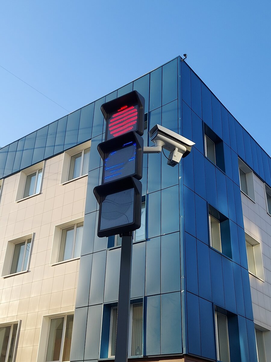 Умный светофор. Показывает погоду, В туман, лазерным лучом, заранее предупреждает о переходе.