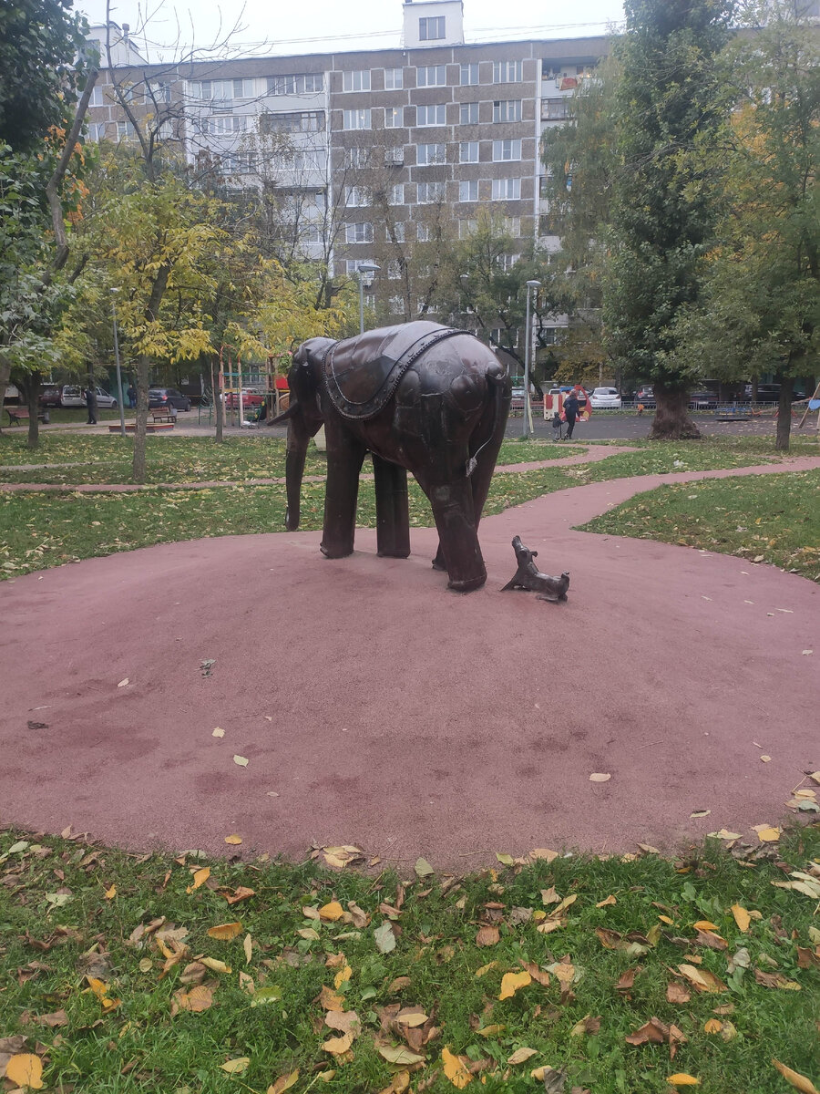 Скульптура слон и Моська