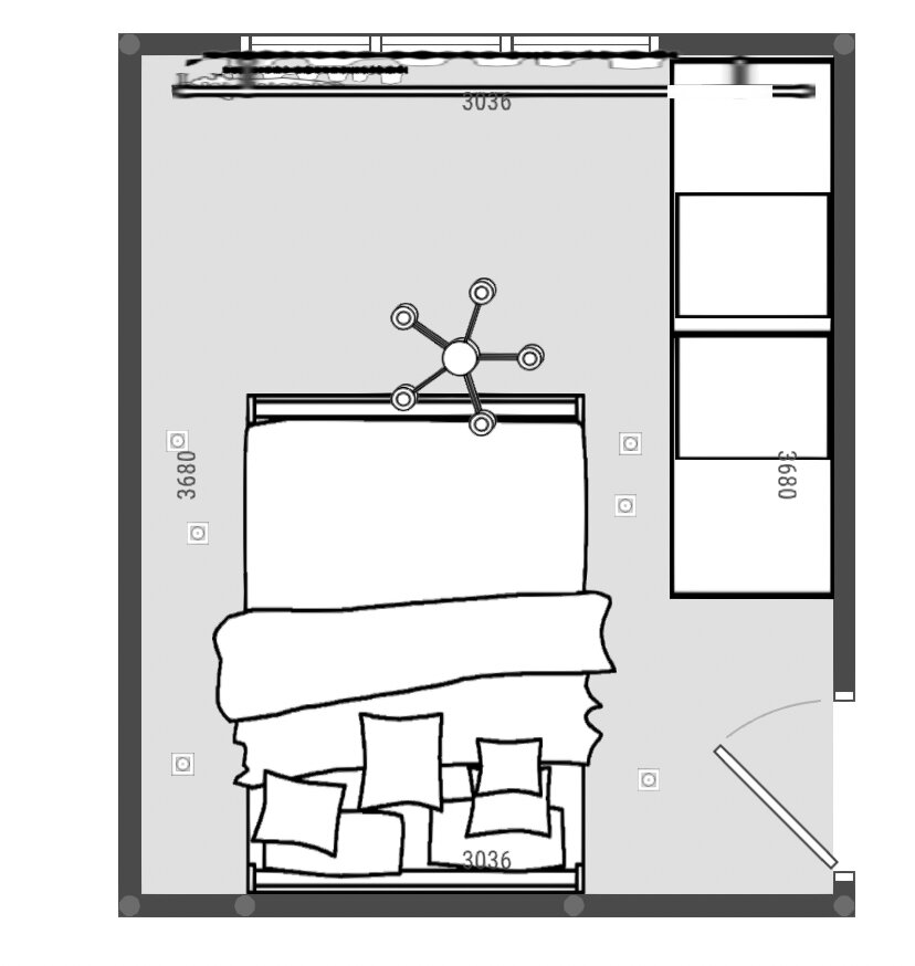 План комнаты со шкафом углу и балконной дверью ( справа).