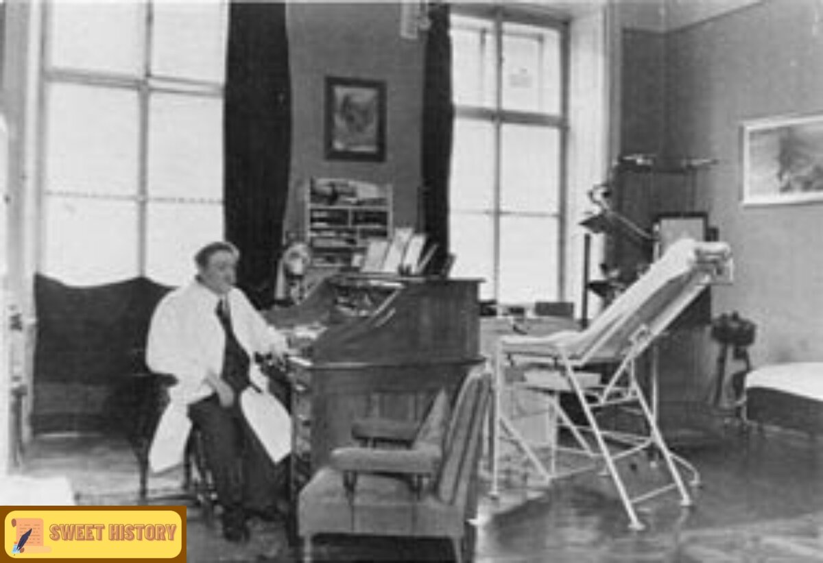 Блох в своей частной клинике