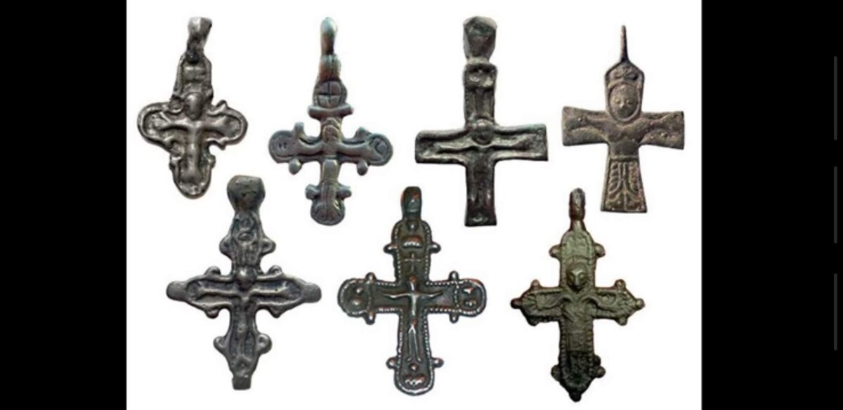 До монгольские кресты 9-14 в. Согласитесь, 9 и 14 в-это пропасть! Как их можно датировать подобным образом?! 