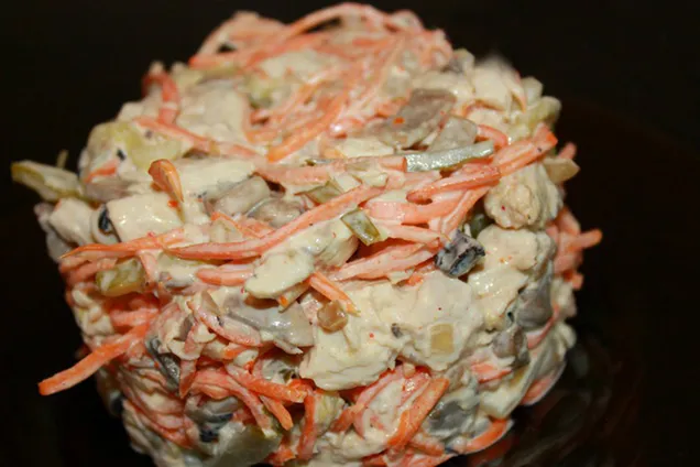 Салат с корейской морковью, курицей и грибами 