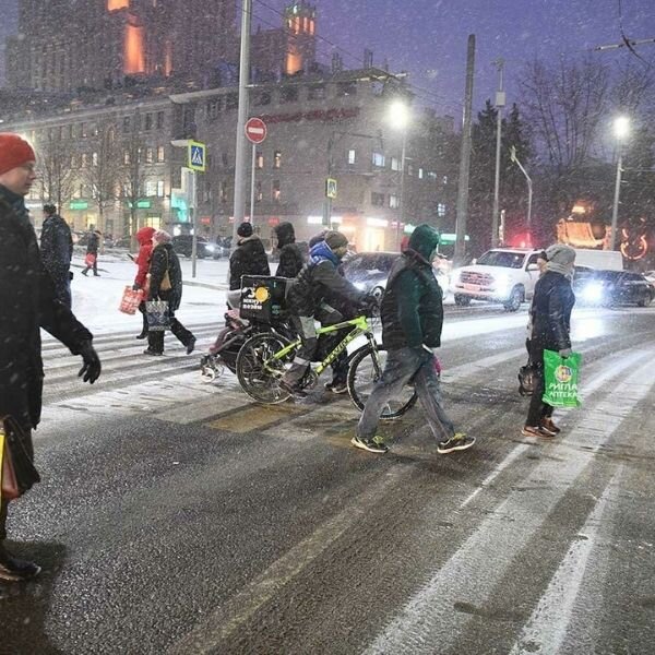 Лева уже подходил к офису, когда его догнал запыхавшийся Валерка. 
- Здравствуйте, Лев Маркович!

- А, Валера, привет! Ты чего так запыхался? И почему пешком, а не на машине?

- Вы не слышали о моем горе? Угнали мою ласточку на днях. Приехал домой на обед, перекусил, выхожу, а машины нет.
И самое интересное, что и сигнализация даже не пискнула. Видать спецы работали.

- В полицию то сообщал?

- А как же, сразу позвонил. Говорят, что план "Перехват" объявили, но все без толку. Да разве наша полиция что-то найдет.
Вот и хожу теперь пешком. Надеюсь, что найдут.

- Она у тебя хоть застрахована?

- Застрахована, но страховку получу когда будет закрыто уголовное дело. Когда уже не будет никакой надежды, что ее найдут.
Так что хожу пешком и кредит выплачиваю.

Так за разговорами они дошли до офиса и разошлись по своим рабочим местам.

Не успел Лев Маркович раздеться как позвонила его ненаглядная и предупредила, что скоро подъедет к офису, пусть он выйдет, есть разговор.

Лева решил подождать ее на улице, тем более, что сегодня потеплело, погода стояла почти весенняя.

Розочка подъехала на такси буквально через 5 минут. Обрадованный Лева бросился помогать выбраться своей ненаглядной из тесного салона жигуленка.

Роза не стала задерживать водителя, решила после разговора с Левой прогуляться до дома пешочком.

Она рассказала о всех последних событиях, поделилась своими переживаниями по поводу здоровья тетушки и отдала Леву электронную штуковину, издающую ужасные звуки.

Проводив Розочку и вернувшись на рабочее место Лев Маркович задумался. Что-то, где-то он опустил. Но что и где?

Что-то при разговоре с Валеркой. А если попробовать показать ему фото угонщика. Пусть неясно, но его было видно за лобовым стеклом иномарки.

Не откладывая в долгий ящик он позвонил Семену и попросил того сделать данное фото и послать ему на смартфон.

Через 10 минут, получив фото, он отправился на поиски Валерки. Найдя его в бухгалтерии фирмы и вытащив в курилку, Лев Маркович спросил, хочет ли он посмотреть на угонщика, вдруг узнает кого.

Валерка прямо вцепился в фотку. Изображение было не очень четкое, да и большую часть лица закрывала спортивная шапочка.

- Лев Маркович, точно не скажу, но уж больно шапка знакомая, да и очертания лица кой-кого напоминают.

- А скажи мне, Валер, ты Софью Сигизмундовну знаешь из 20 дома.

- Конечно, знаю. К ней мой балбес ходит заниматься по математике.
Вот ведь воспитал сынка, не хочет совсем учиться. В 10 классе, а ума совсем нет.
Пора уже и о будущем задуматься, а ему лишь бы с друзьями пошляться, да денег дай, папа.
С тетей Софой договорился, чтобы подтянула его. Так он даже ходить к ней не хочет.
Недавно даже пришлось ремнем отходить, не хотел идти на занятия. Так, представляешь, Лев Маркович обиделся он.

- Валер, а вот такая штуковина тебе ничего не напоминает?
Лева показал ему электронную штуковину, найденную Розочкой в квартире тети Софы.

- Еще как напоминает. Я убью эту сволочь.
Валерка весь покраснел. Видно было что его взволновали эти новости.
- Лев Маркович, а откуда она у тебя?

Пришлось рассказать ему всю историю про тетю Софу.

Побледневший Валерка молча выслушал его. Было видно, что переживает мужик не по-детски.
Попросив дать ему время до вечера, чтобы разобраться кое с кем, он круто развернулся и, одевшись, бегом покинул офис.

Вечером, уже после ужина, раздался телефонный звонок от Валерки с просьбой принять его.

Когда Лева открыл дверь на дверной звонок, то увидел Валерку с молодым человеком очень похожим на него.

- Вот, Лев Маркович и Роза, преступник, который вредил тете Софе. Привел его к вам на суд и расправу.
Это он подложил тете Софе эту штуковину. Хотел видите ли отправить старушку в больницу, чтобы прекратить дополнительные занятия.
Это он угнал мою машину и спрятал у своего приятеля в гараже. Обиделся, видите ли, что папа отходил его ремнем и не дал денег на гулянки.
Наезжать на тетю Софу он правда не собирался, но так уж совпало, а когда понял, что чуть не совершил наезд, то так испугался, что сегодня сознался без применения карательных мер.
Вот я и привел его к вам, чтобы совместно решить, что делать с этим балбесом.
Может в полицию его отправить, так в тюрьме его разве научат жизни.
Вот, что мне с ним делать, скажите на милость?
