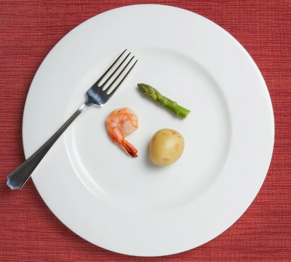 Краткосрочные диеты предоставляют быструю потерю веса благодаря специально разработанным меню. Они обычно основаны на низком потреблении калорий и ограничении определенных продуктов. Важно помнить, что на таких диетах можно сбросить вес всего за несколько дней, но поддерживать его на нужном уровне будет не так просто.
