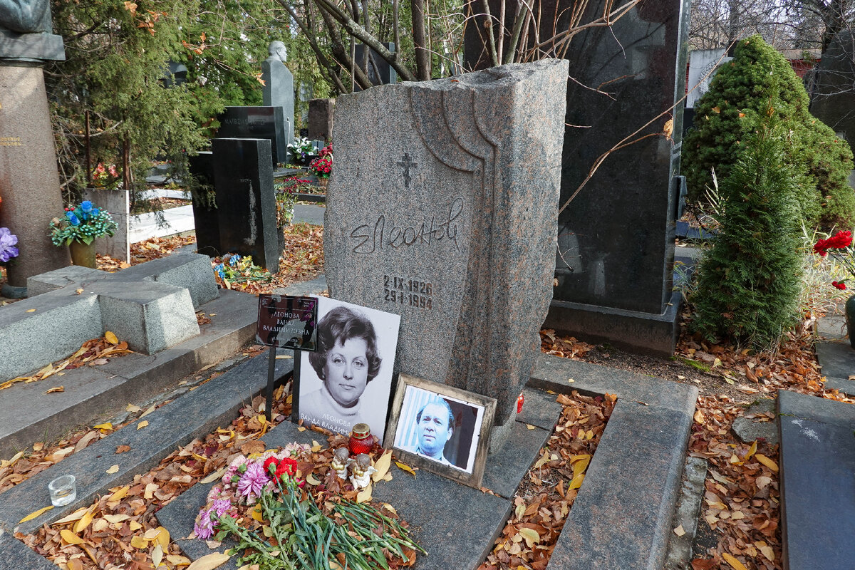 могила леонова на новодевичьем. евгений леонов могила. леонов евгений павлович могила. где похоронят евгению леонову. леонов евгений павлович могила.