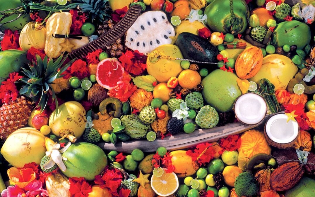 Овощи кучей. Тропические фрукты. Экзотика фрукты. Тропические фрукты и овощи. Экзотические плоды и овощи.