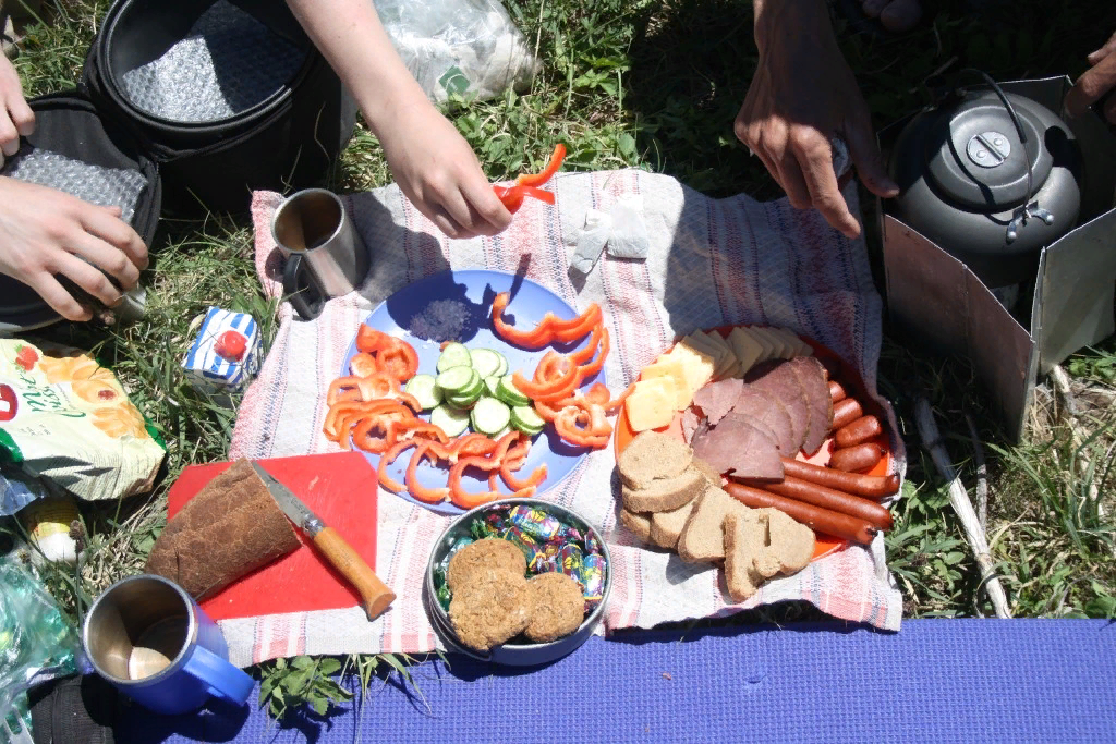 Собирать еду. Пища в походе. Еда в поход. Походный перекус. Питание туристов.