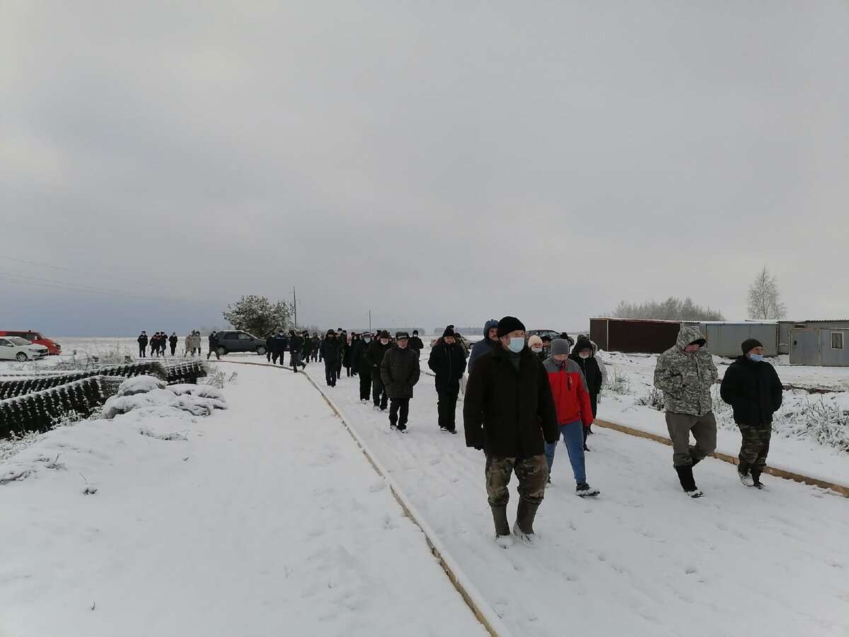 Люди встали стеной против техники «Мираторга» на строительстве свинарников  в брянском селе Семцы | Брянский Ворчун | Дзен