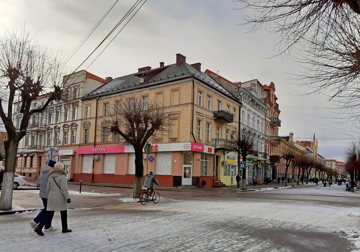 Сохранившаяся довоенная застройка в бывшем Тильзите. Вправо уходит ул. Победы (бывш. Хоэштрассе), влево - ул. Гончарова (бывш. Ланггассе)