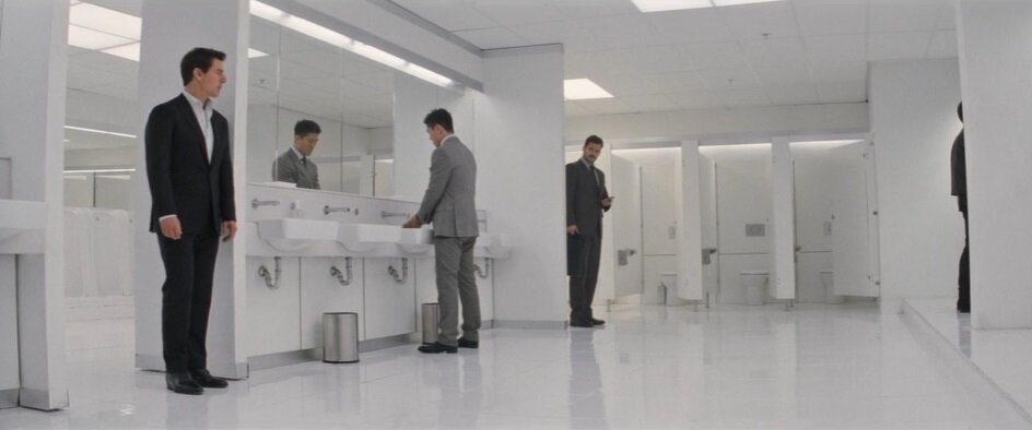 Не могу не сравнить с еще одной сортирной дракой с избиением очередного азиата в одном из последних фильмов бесконечной "Невыполнимой миссии". Прошу прощения за смазанные кадры, но этих ураганных парней нереально подловить на четком кадре - всегда в движении, всегда куда-то летят, падают, выносят стены, зеркала... В общем, эстетика туалетного мордобоя во всей красе. 
P.S. Чтоб я еще когда-нибудь скриншотила экшен с Томом Крузом...